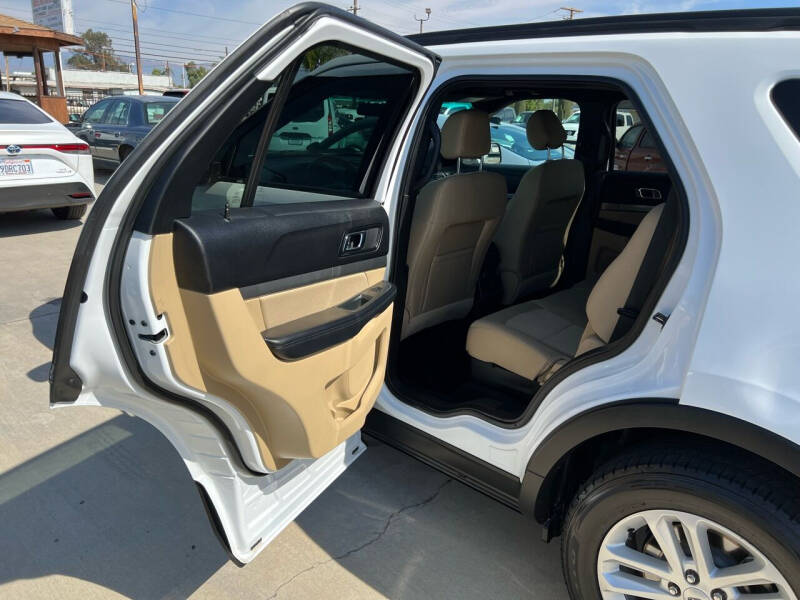 2017 Ford Explorer Base photo 11