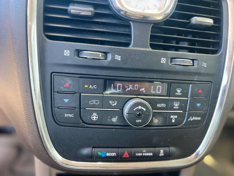 2015 Chrysler Town and Country Touring-L