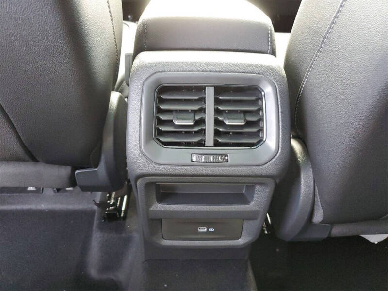 2025 Volkswagen Taos SE Black