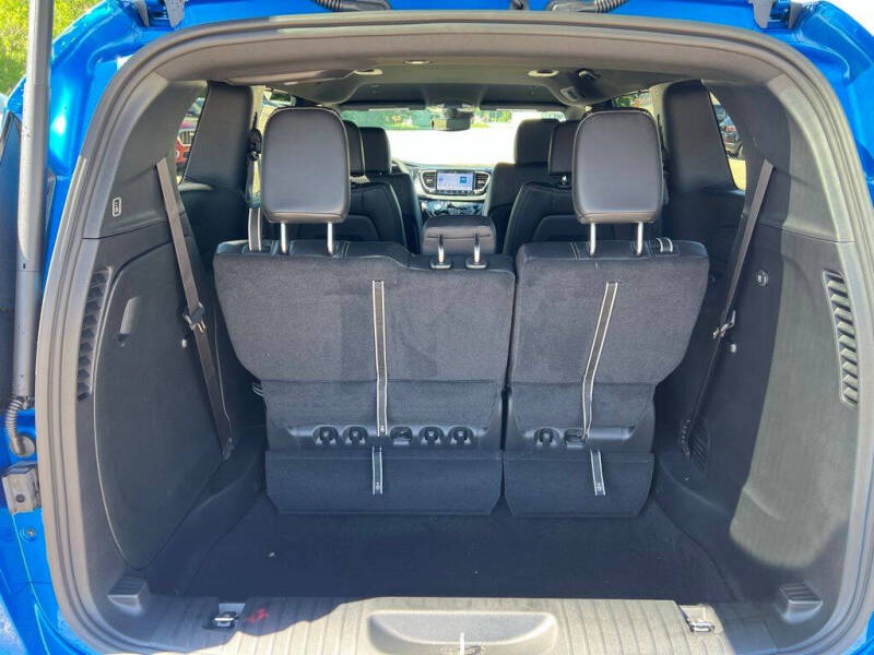 2027 Chrysler Pacifica Select