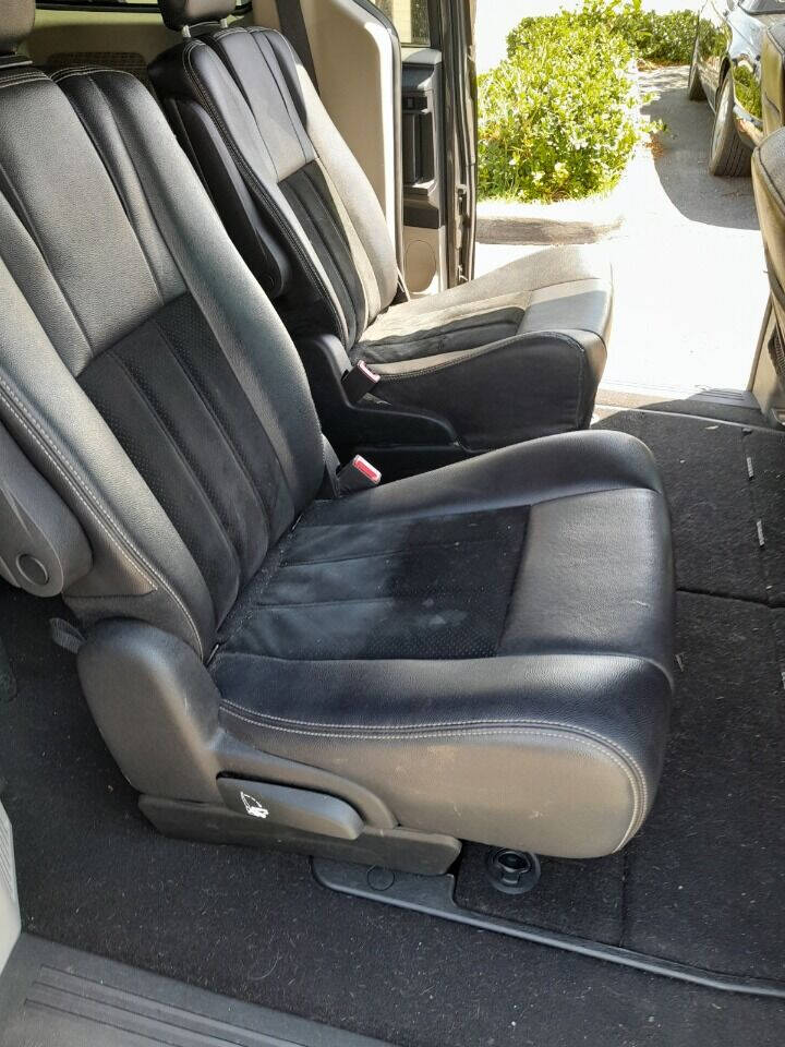 2017 Dodge Grand Am Minivan - $9,450