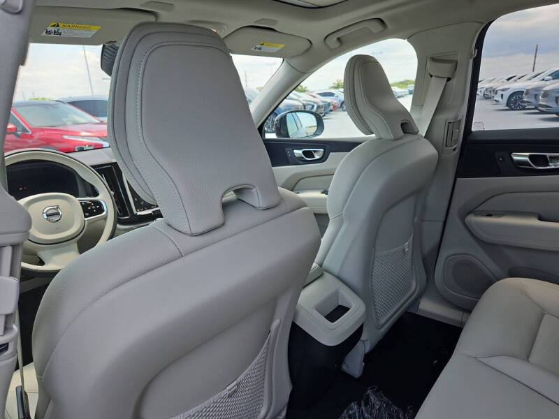 2025 Volvo XC60 B5 Plus Dark Theme