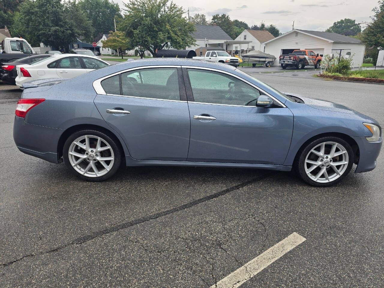 2010 Nissan Maxima for sale at QUEENSGATE AUTO SALES in York, PA