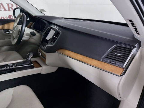 2021 Volvo XC90 T6 Momentum 7-Passenger