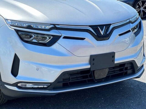 2025 VinFast VF8 Eco