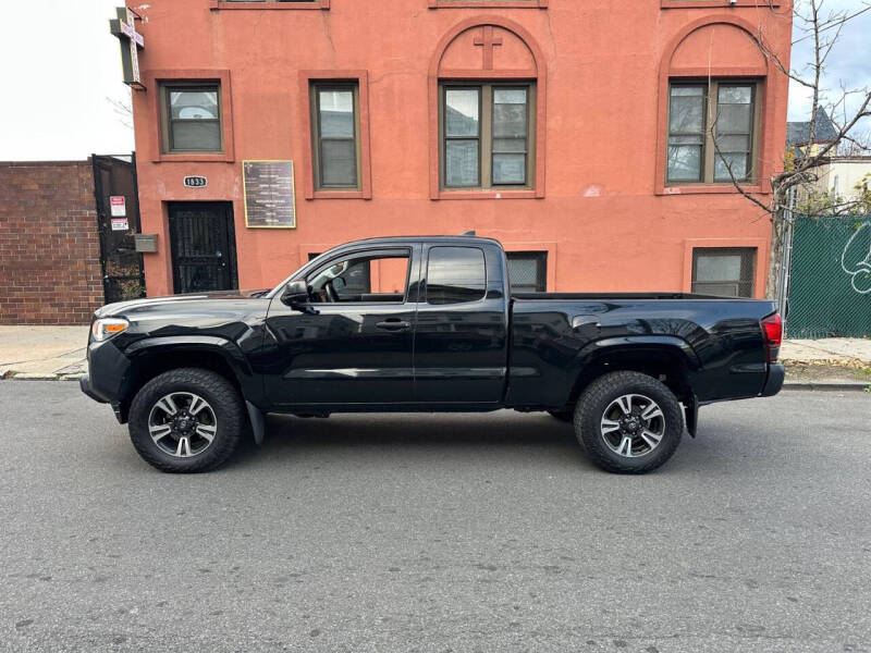 2019 Toyota Tacoma SR's photo