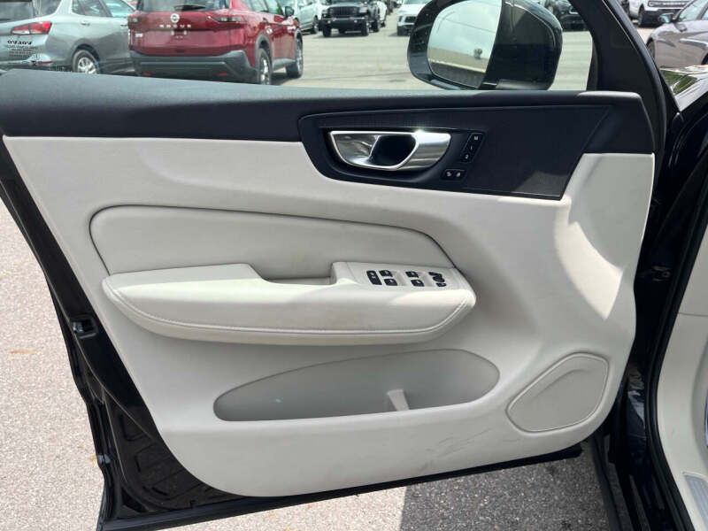 2023 Volvo XC60 B5 Plus Bright Theme
