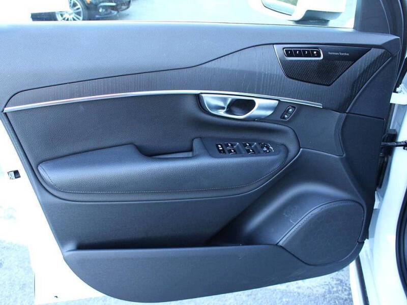 2020 Volvo XC90 T6 Momentum 6-Passenger