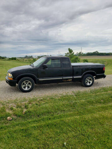 2000 Chevrolet S-10 for sale at WESTSIDE GARAGE LLC in Keokuk IA