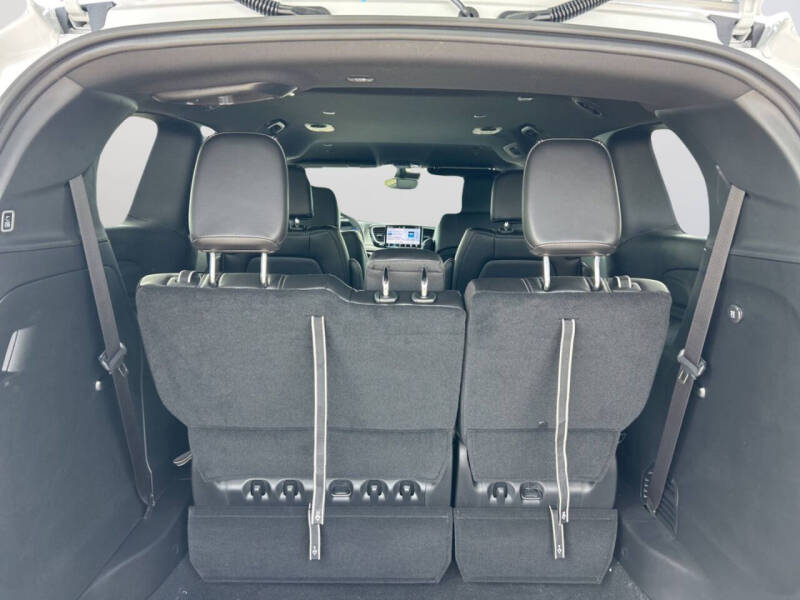 2027 Chrysler Pacifica Select