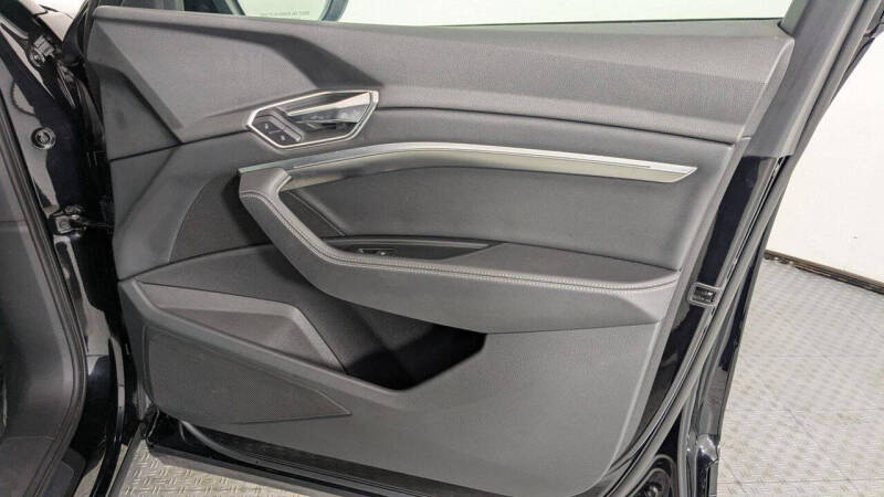 2022 Audi e-tron quattro Premium