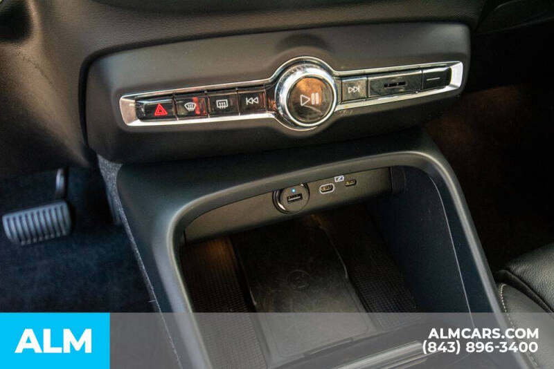 2023 Volvo XC40 B5 Plus Bright Theme