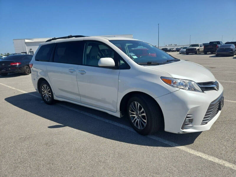 2020 Toyota Sienna XLE's photo