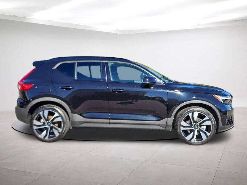 2024 Volvo XC40 B5 Plus Dark Theme