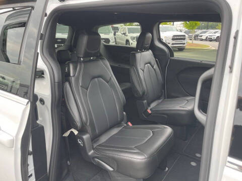 2027 Chrysler Pacifica Select