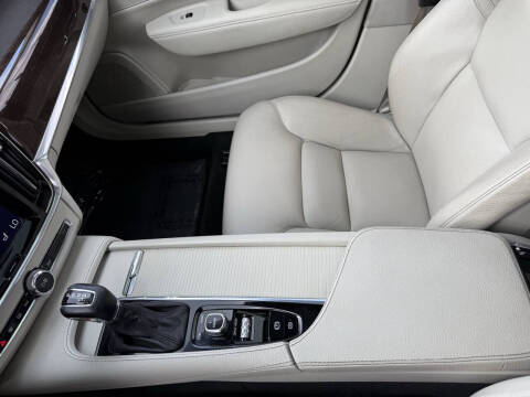 2017 Volvo S90 T6 Momentum