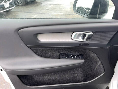 2025 Volvo XC40 B5 Plus Dark Theme