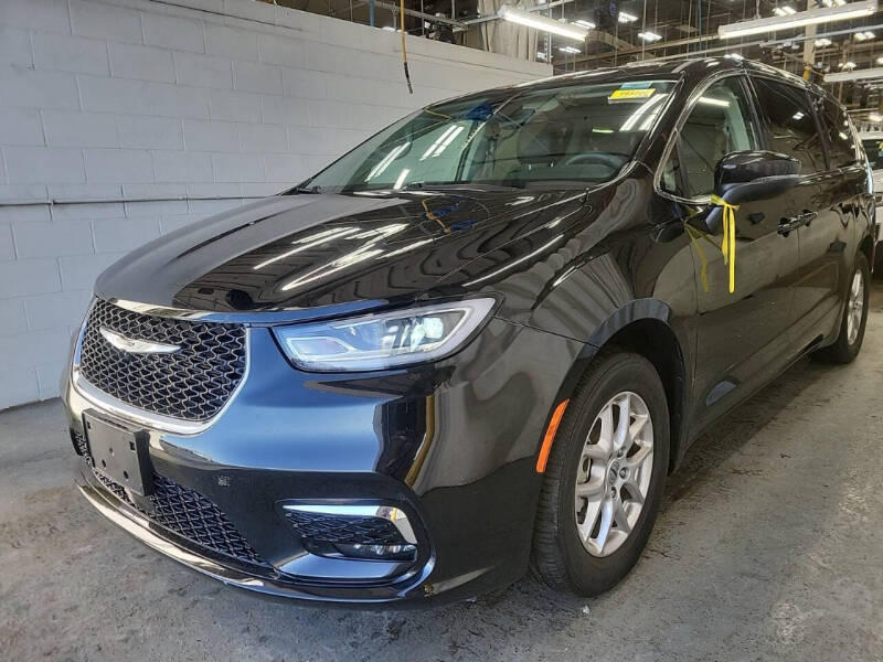 2023 Chrysler Pacifica Touring L's photo