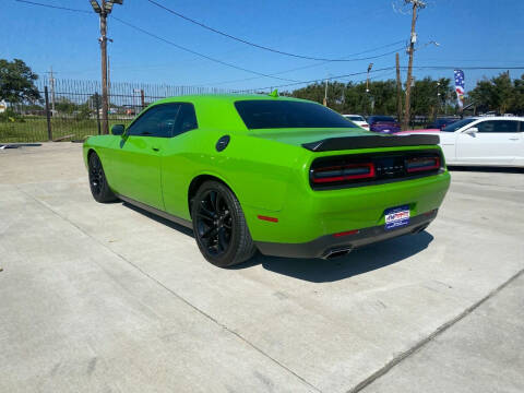 2017 Dodge Challenger SXT Plus