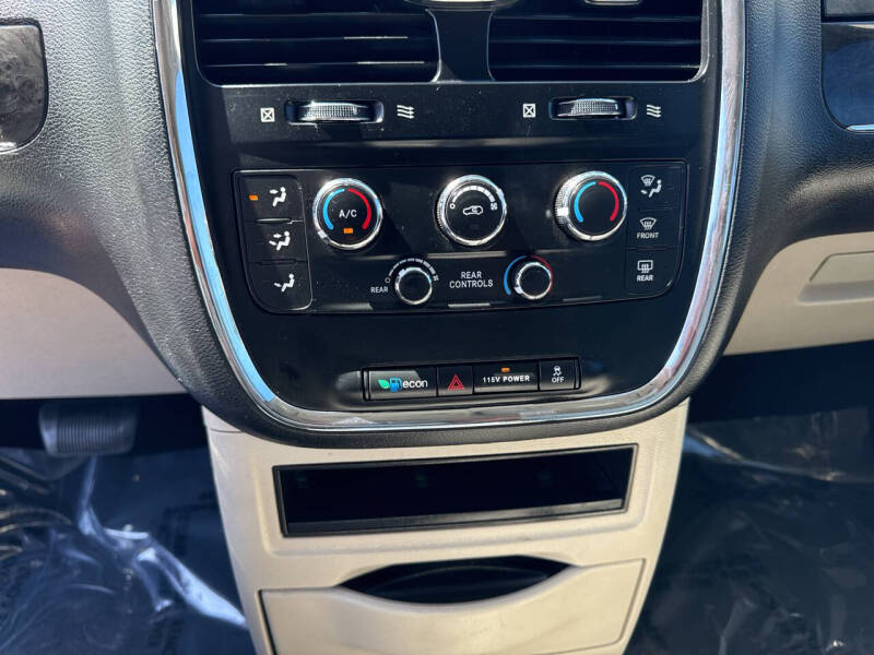 2016 Chrysler Town and Country LX