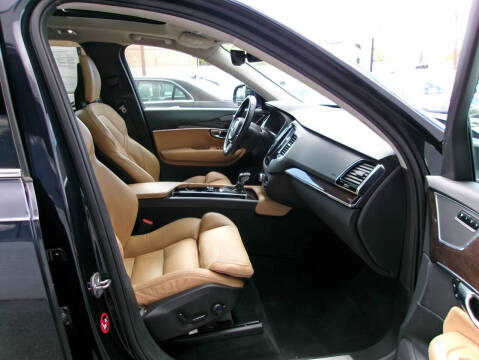 2016 Volvo XC90 T6 Momentum