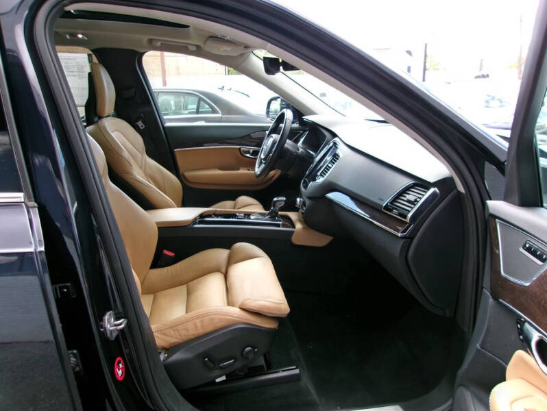 2016 Volvo XC90 T6 Momentum