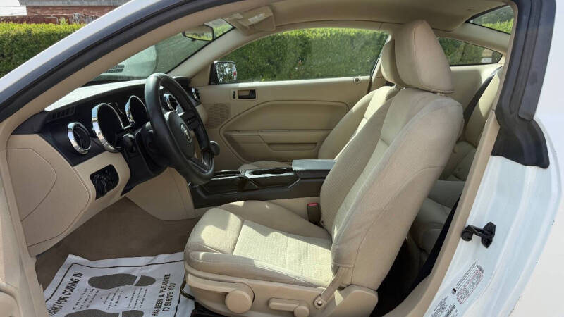 2005 Ford Mustang V6 Deluxe