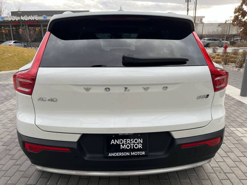 2025 Volvo XC40 B5 Core Bright Theme