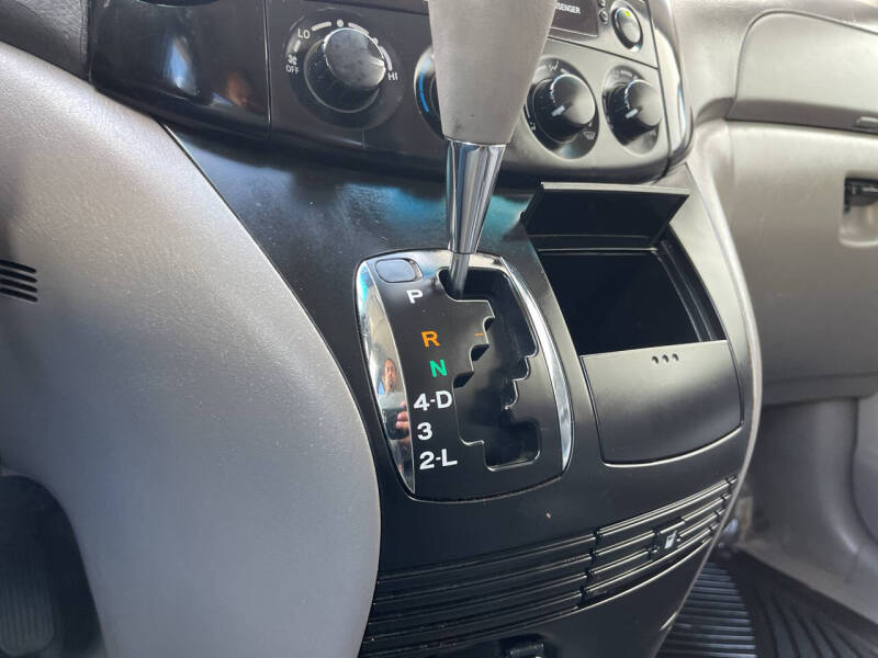 2004 Toyota Sienna LE 8 Passenger