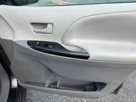 2013 Toyota Sienna LE 8-Passenger