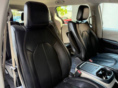 2017 Chrysler Pacifica Touring-L Plus