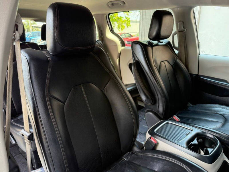 2017 Chrysler Pacifica Touring-L Plus