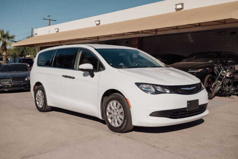 2022 Chrysler Voyager LX