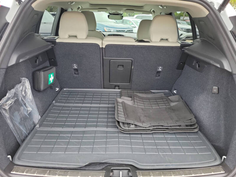 2024 Volvo XC40 B5 Plus Bright Theme