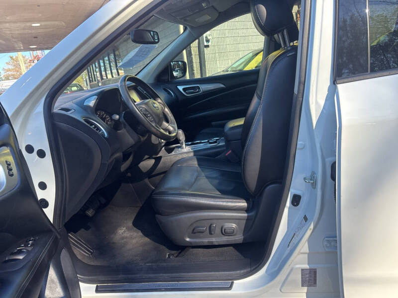 2020 Nissan Pathfinder SL