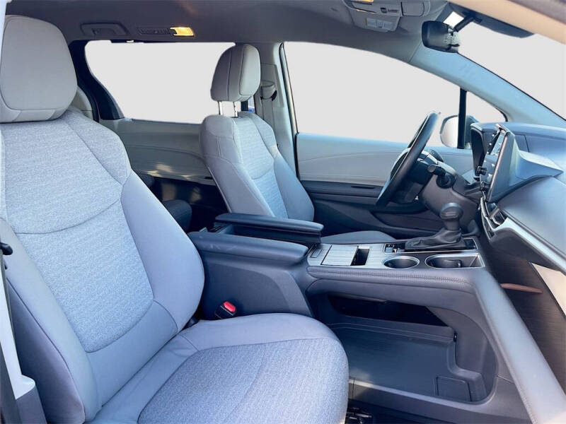 2024 Toyota Sienna LE 8-Passenger