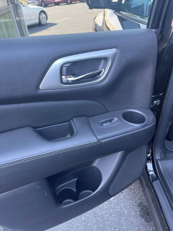 2017 Nissan Pathfinder SL