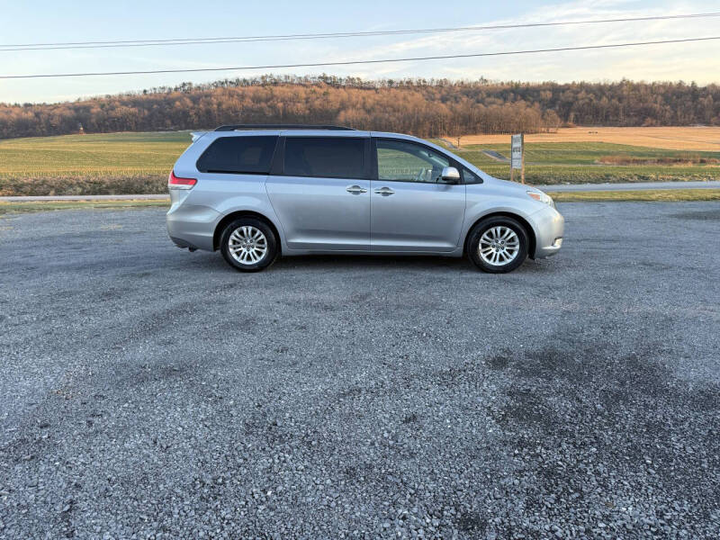 2011 Toyota Sienna XLE's photo