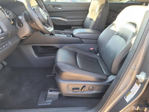 2024 Nissan Pathfinder SL