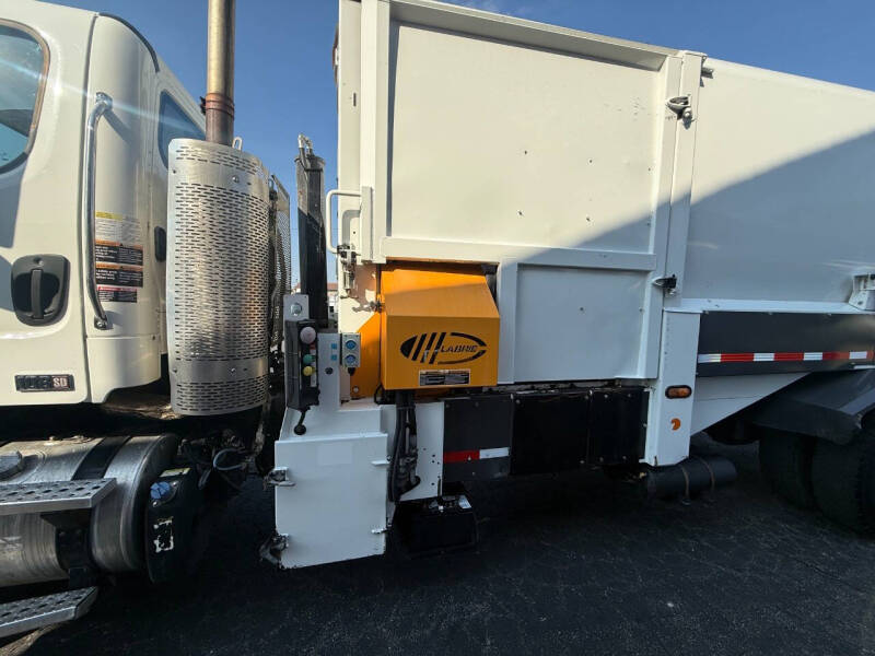 2014 Freightliner 108 SD