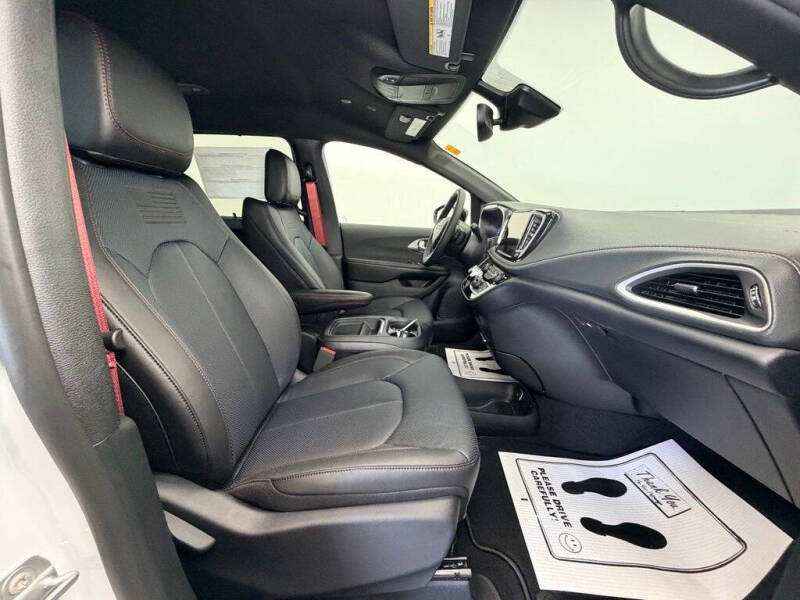 2027 Chrysler Pacifica Select