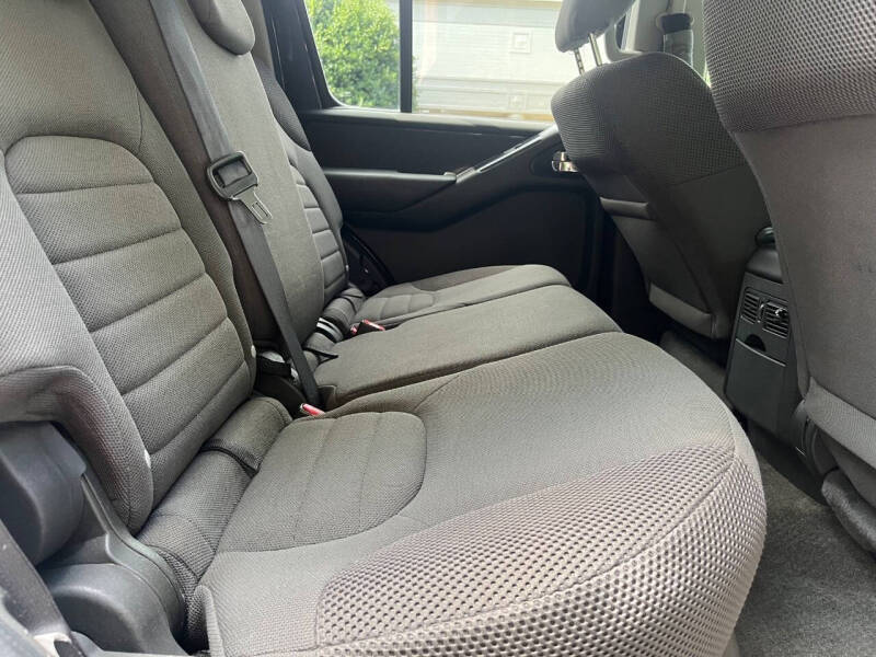 2011 Nissan Pathfinder LE