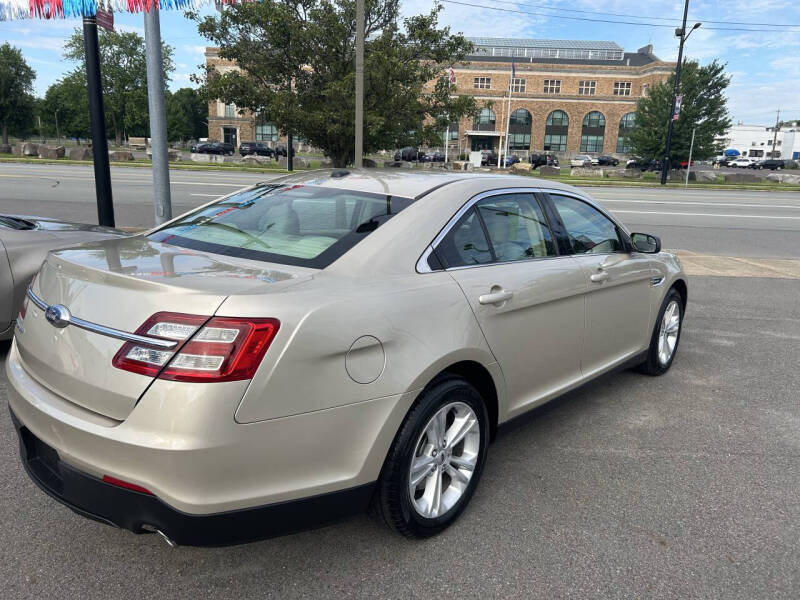 2018 Ford Taurus SE