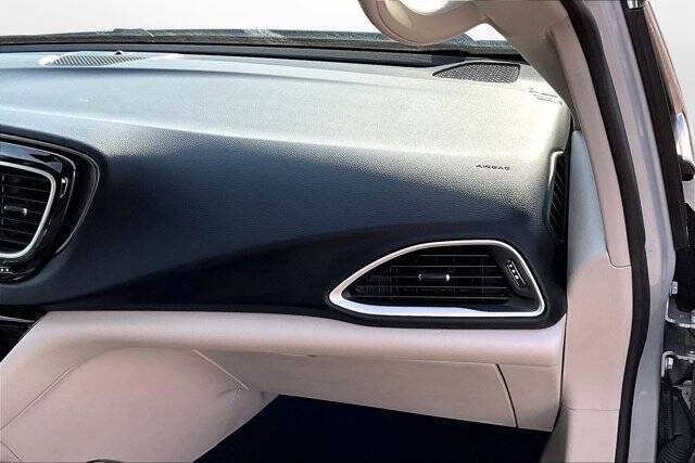 2022 Chrysler Voyager LX