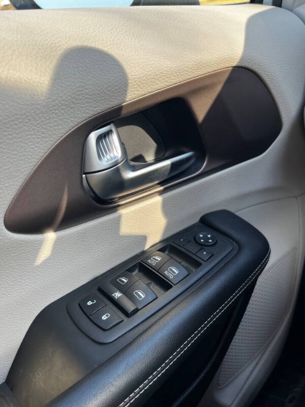 2023 Chrysler Voyager LX