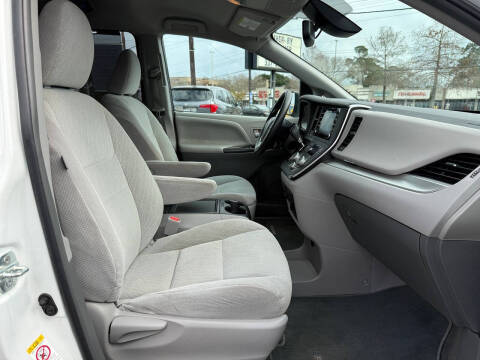 2018 Toyota Sienna LE 7-Passenger Auto Access Seat