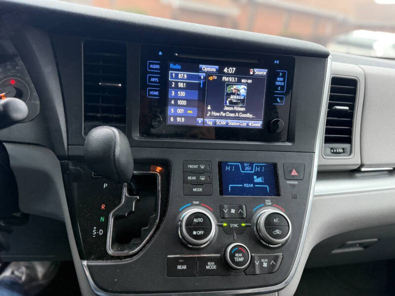 2017 Toyota Sienna LE 8-Passenger