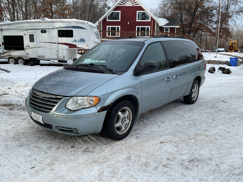 2005 Chrysler Town & Country Touring's photo