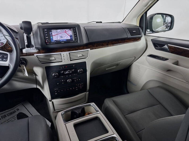 2011 Volkswagen Routan SEL Premium