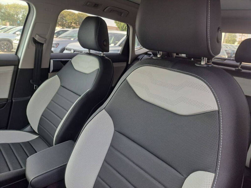 2025 Volkswagen Taos SEL 4Motion